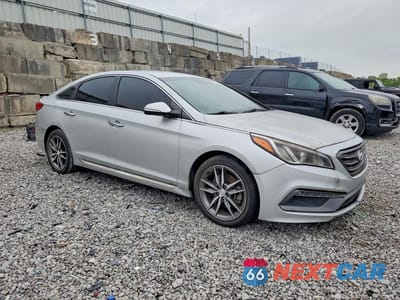 Czwarte zdjęcie samochodu z boku: 2015 HYUNDAI SONATA SPORT 2.0T VIN:5NPE34AB7FH039992 - miniatura