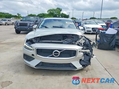 Piąte zdjęcie samochodu w środku: 2019 VOLVO S60 T6 MOMENTUM VIN:7JRA22TK7KG003545 - miniatura