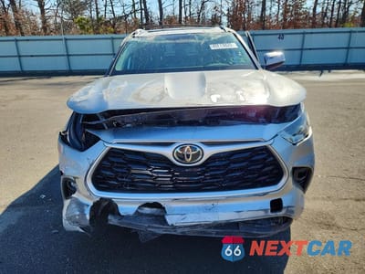 Piąte zdjęcie samochodu w środku: 2022 TOYOTA HIGHLANDER XLE VIN:5TDGZRBHXNS571513 - miniatura