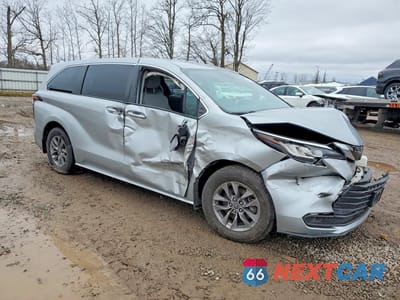 Czwarte zdjęcie samochodu z boku: 2021 TOYOTA SIENNA LE 8-PASSENGER VIN:5TDKRKECXMS014343 - miniatura