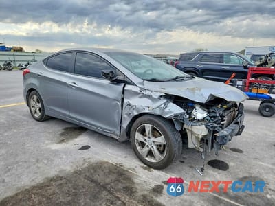 Czwarte zdjęcie samochodu z boku: 2013 HYUNDAI ELANTRA GLS VIN:KMHDH4AE0DU995711 - miniatura