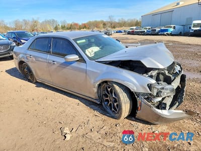 Czwarte zdjęcie samochodu z boku: 2018 CHRYSLER 300 S VIN:2C3CCAGG3JH267860 - miniatura