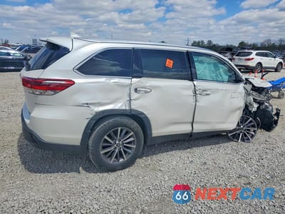 Trzecie zdjęcie samochodu z tyłu: 2019 TOYOTA HIGHLANDER XLE VIN:5TDJZRFH5KS596931 - miniatura