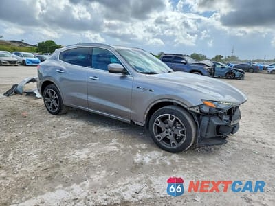 Czwarte zdjęcie samochodu z boku: 2018 MASERATI LEVANTE LUXURY VIN:ZN661XUL6JX268871 - miniatura