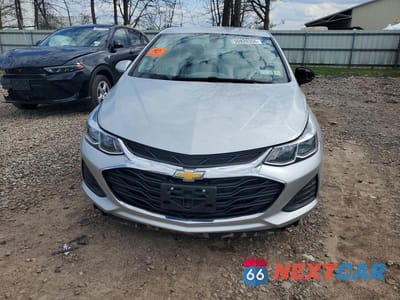 Piąte zdjęcie samochodu w środku: 2019 CHEVROLET CRUZE LS VIN:1G1BC5SM8K7132665 - miniatura