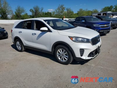 Czwarte zdjęcie samochodu z boku: 2019 KIA SORENTO LX V6 VIN:5XYPG4A53KG566503 - miniatura