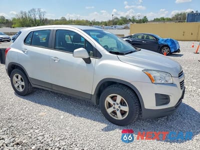 Czwarte zdjęcie samochodu z boku: 2016 CHEVROLET TRAX LS VIN:3GNCJNSB0GL280545 - miniatura