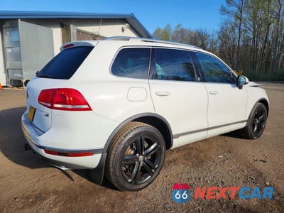 Trzecie zdjęcie samochodu z tyłu: 2017 VOLKSWAGEN TOUAREG WOLFSBURG VIN:WVGRF7BP1HD005300 - miniatura