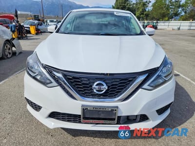 Piąte zdjęcie samochodu w środku: 2018 NISSAN SENTRA S VIN:3N1AB7AP5JY345022 - miniatura