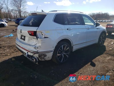 Trzecie zdjęcie samochodu z tyłu: 2024 VOLKSWAGEN TIGUAN SEL R-LINE BLACK VIN:3VV4B7AX5RM160208 - miniatura