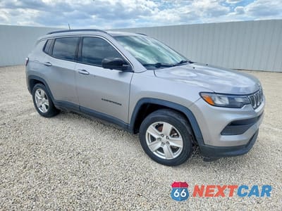 Czwarte zdjęcie samochodu z boku: 2022 JEEP COMPASS LATITUDE VIN:3C4NJCBB0NT103478 - miniatura