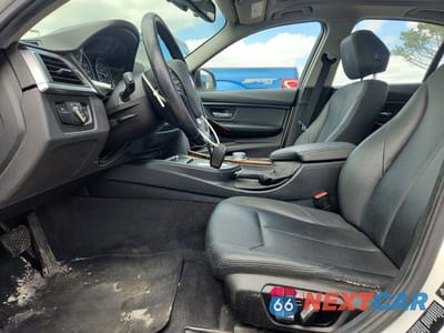 Zdjęcie 7 z 12 samochodu: 2016 BMW 320 XI VIN:WBA8E5G54GNT41267 - miniatura