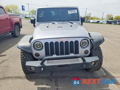 Piąte zdjęcie samochodu w środku: 2017 JEEP WRANGLER UNLIMITED SPORT VIN:1C4HJWDG3HL670971 - miniatura