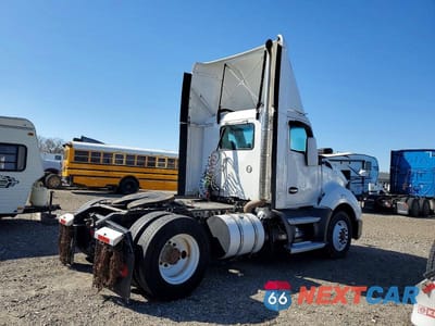 Czwarte zdjęcie samochodu z boku: 2016 KENWORTH T680 SEMI TRUCK VIN:1XKYA48X7GJ496707 - miniatura