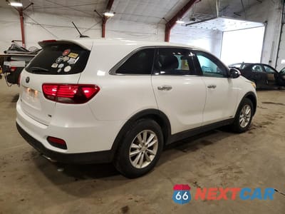 Trzecie zdjęcie samochodu z tyłu: 2019 KIA SORENTO LX V6 VIN:5XYPGDA50KG564014 - miniatura