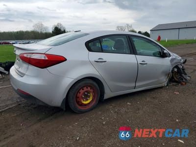 Trzecie zdjęcie samochodu z tyłu: 2016 KIA FORTE LX VIN:KNAFK4A64G5495747 - miniatura
