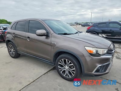 Czwarte zdjęcie samochodu z boku: 2018 MITSUBISHI OUTLANDER SPORT ES VIN:JA4AP3AU1JZ008683 - miniatura