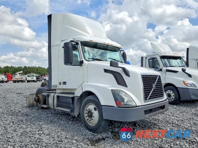 2017 VOLVO VNL SEMI TRUCK 4V4N39TG1HN988144 - główne zdjęcie licytacji z USA - miniatura