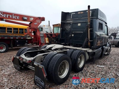 Czwarte zdjęcie samochodu z boku: 2018 VOLVO VNL SEMI TRUCK VIN:4V4NC9EH9JN891270 - miniatura