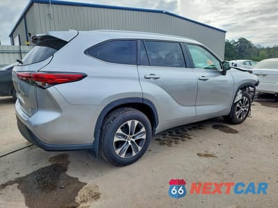 Trzecie zdjęcie samochodu z tyłu: 2023 TOYOTA HIGHLANDER XLE VIN:5TDKDRBHXPS501070 - miniatura