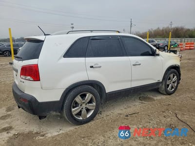 Trzecie zdjęcie samochodu z tyłu: 2013 KIA SORENTO EX VIN:5XYKUDA26DG411052 - miniatura