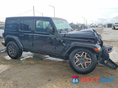 Czwarte zdjęcie samochodu z boku: 2026 JEEP WRANGLER SAHARA VIN:1C4PJXEG3TW246620 - miniatura