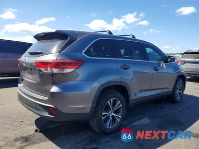 Trzecie zdjęcie samochodu z tyłu: 2018 TOYOTA HIGHLANDER LE VIN:5TDZARFH4JS038786 - miniatura