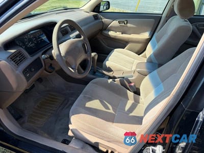 Piąte zdjęcie samochodu w środku: 2000 TOYOTA CAMRY LE VIN:4T1BG22K2YU756640 - miniatura