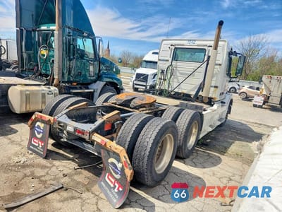 Czwarte zdjęcie samochodu z boku: 2016 VOLVO VNL SEMI TRUCK VIN:4V4NC9EG1GN974790 - miniatura