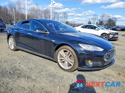Czwarte zdjęcie samochodu z boku: 2016 TESLA MODEL S VIN:5YJSA1E1XGF124219 - miniatura