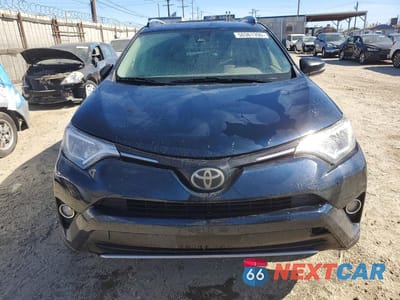 Piąte zdjęcie samochodu w środku: 2017 TOYOTA RAV4 XLE VIN:JTMWFREVXHD105019 - miniatura