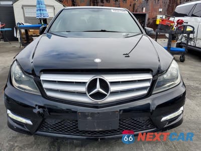 Piąte zdjęcie samochodu w środku: 2013 MERCEDES-BENZ C 250 VIN:WDDGF4HB6DA851655 - miniatura