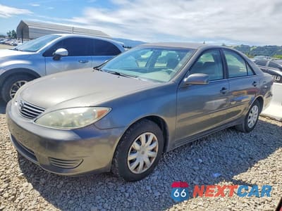 2005 TOYOTA CAMRY LE 4T1BE32K45U569214 - główne zdjęcie licytacji z USA - miniatura