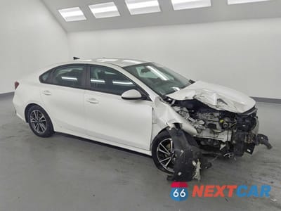Czwarte zdjęcie samochodu z boku: 2023 KIA FORTE LXS VIN:3KPF24ADXPE682691 - miniatura