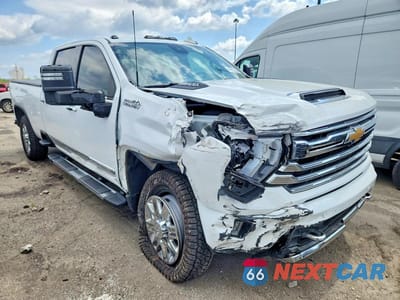 Czwarte zdjęcie samochodu z boku: 2024 CHEVROLET SILVERADO K2500 HIGH COUNTRY VIN:1GC4YRE79RF215861 - miniatura