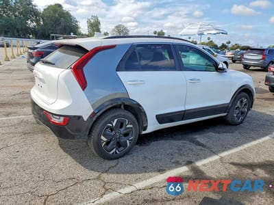 Trzecie zdjęcie samochodu z tyłu: 2023 KIA NIRO EV WAVE VIN:KNDCT3L13P5029452 - miniatura