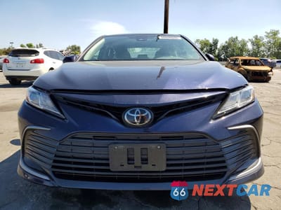 Piąte zdjęcie samochodu w środku: 2022 TOYOTA CAMRY LE VIN:4T1C11AK8NU663585 - miniatura