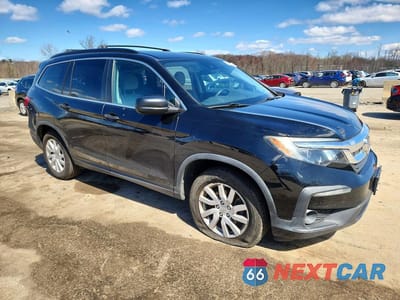 Czwarte zdjęcie samochodu z boku: 2020 HONDA PILOT LX VIN:5FNYF6H11LB015615 - miniatura