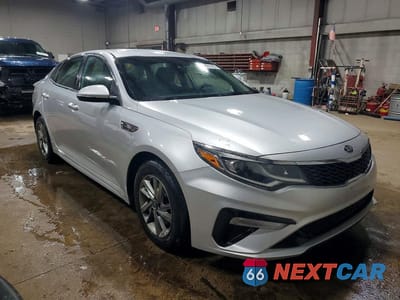 Czwarte zdjęcie samochodu z boku: 2019 KIA OPTIMA LX VIN:5XXGT4L3XKG290235 - miniatura