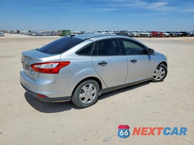 Trzecie zdjęcie samochodu z tyłu: 2012 FORD FOCUS SE VIN:1FAHP3F25CL235110 - miniatura
