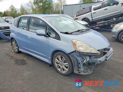 Czwarte zdjęcie samochodu z boku: 2010 HONDA FIT SPORT VIN:JHMGE8H45AC037372 - miniatura
