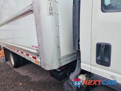 Zdjęcie 9 z 10 samochodu: 2015 ISUZU NPR HD BOX TRUCK VIN:54DC4W1B8FS804317 - miniatura
