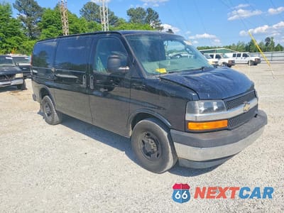 Czwarte zdjęcie samochodu z boku: 2017 CHEVROLET EXPRESS G2500 VIN:1GCWGAFF0H1140918 - miniatura