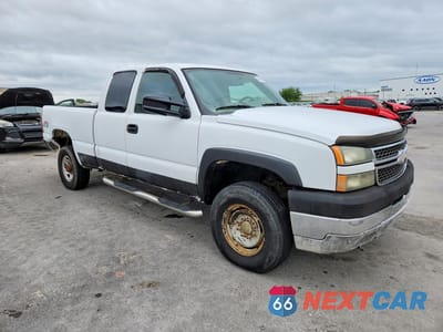 Czwarte zdjęcie samochodu z boku: 2005 CHEVROLET SILVERADO K2500 HEAVY DUTY VIN:1GCHK29U55E205483 - miniatura