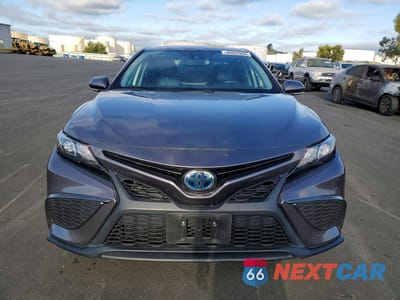 Piąte zdjęcie samochodu w środku: 2022 TOYOTA CAMRY HYBRID SE VIN:4T1S31AK4NU582055 - miniatura