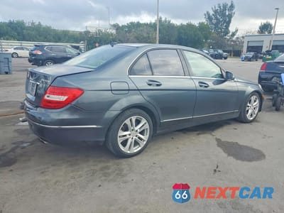 Trzecie zdjęcie samochodu z tyłu: 2014 MERCEDES-BENZ C 300 4MATIC VIN:WDDGF8AB2ER302913 - miniatura