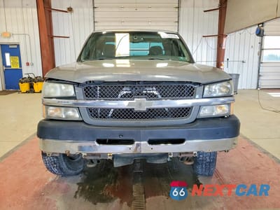 Piąte zdjęcie samochodu w środku: 2004 CHEVROLET SILVERADO K2500 HEAVY DUTY VIN:1GCHK29U04E392758 - miniatura