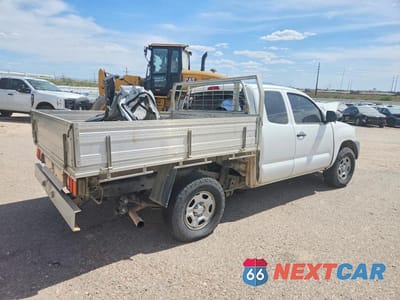 Trzecie zdjęcie samochodu z tyłu: 2015 TOYOTA TACOMA BASE VIN:5TFTX4CN6FX063501 - miniatura