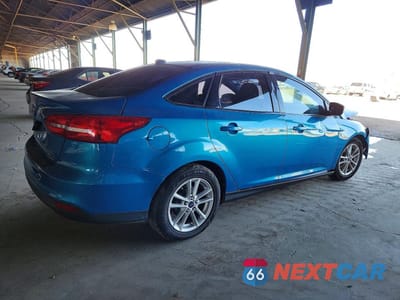 Trzecie zdjęcie samochodu z tyłu: 2015 FORD FOCUS SE VIN:1FADP3F22FL211110 - miniatura
