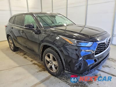 Czwarte zdjęcie samochodu z boku: 2023 TOYOTA HIGHLANDER LE VIN:5TDKDRAH0PS026014 - miniatura